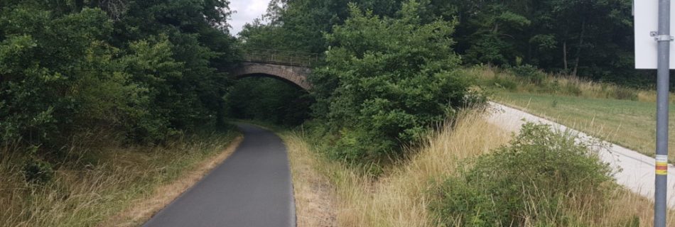 Ederradweg bzw Ederauen-Radweg in Hessen, Schild mit Allendorf und Reddighausen, kleine Brücke voraus